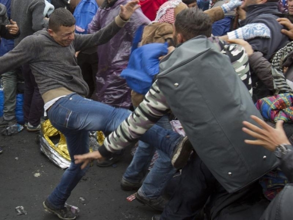 Ночь. Улица. Весна. Хилокский. В районе начались драки мигрантов «стенка на стенку»