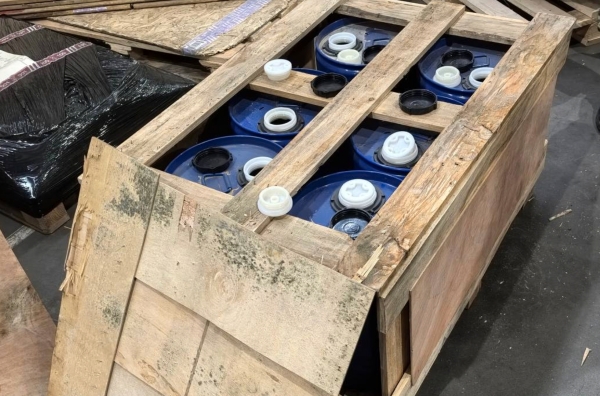 В Ленинградской области обнаружили нарколабораторию с двумя тоннами прекурсоров для изготовления 200 кг мефедрона на 800 млн рублей — ФТС